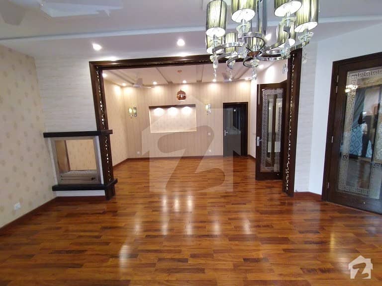 واپڈا ٹاؤن لاہور میں 6 کمروں کا 1 کنال مکان 4.5 کروڑ میں برائے فروخت۔