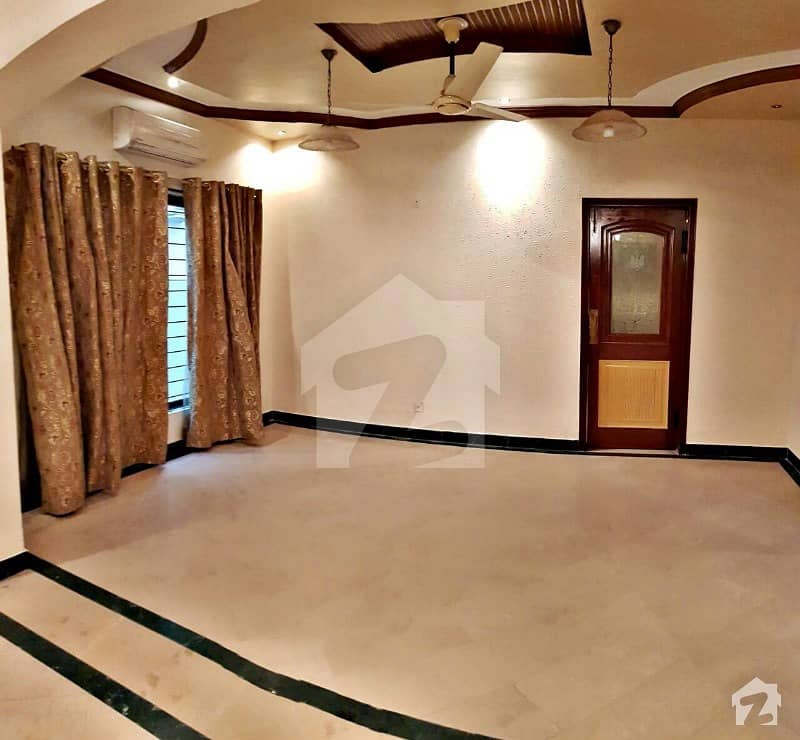 ڈی ایچ اے فیز 4 ڈیفنس (ڈی ایچ اے) لاہور میں 5 کمروں کا 1 کنال مکان 3.9 کروڑ میں برائے فروخت۔