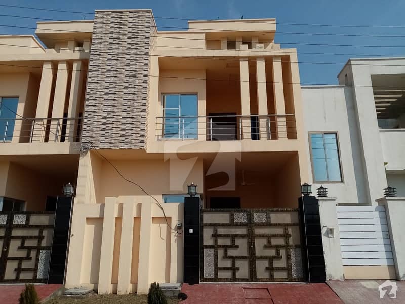 خیابان گرین ستیانہ روڈ فیصل آباد میں 5 مرلہ مکان 85 لاکھ میں برائے فروخت۔