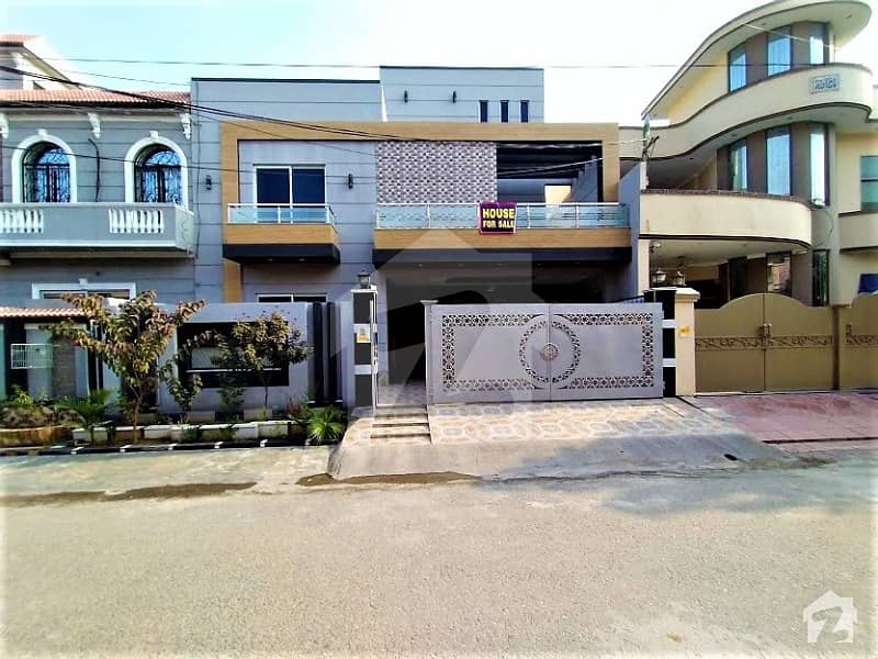 پی آئی اے ہاؤسنگ سکیم لاہور میں 5 کمروں کا 10 مرلہ مکان 2.45 کروڑ میں برائے فروخت۔