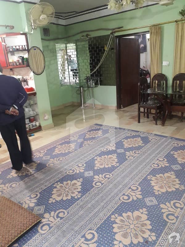 خالد بِن ولید روڈ کراچی میں 3 کمروں کا 8 مرلہ فلیٹ 1.75 کروڑ میں برائے فروخت۔