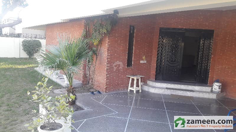10 Marla Glorious House With Servant Quarter In Nayyab Villas