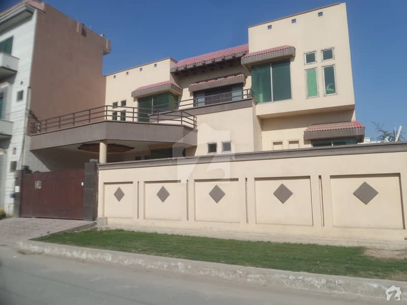 10 Marla House For Sale In TNT Colony On Satiana Road TECH Town (TNT