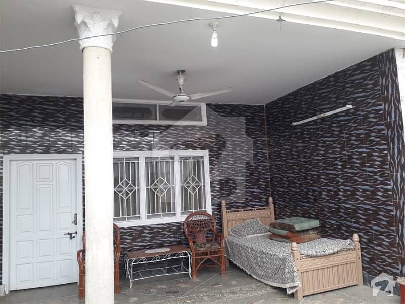ایبٹ آباد سٹی قراقرم ہائی وے ایبٹ آباد میں 5 کمروں کا 15 مرلہ مکان 1.8 کروڑ میں برائے فروخت۔