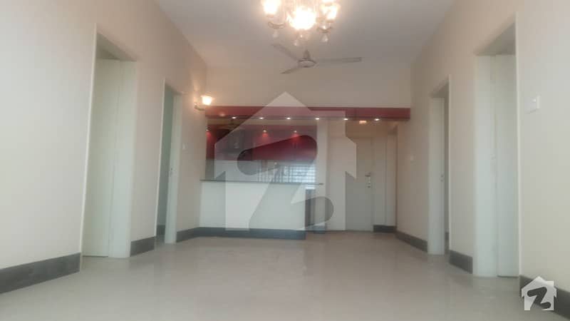 کلفٹن ۔ بلاک 1 کلفٹن کراچی میں 3 کمروں کا 8 مرلہ فلیٹ 1.62 کروڑ میں برائے فروخت۔