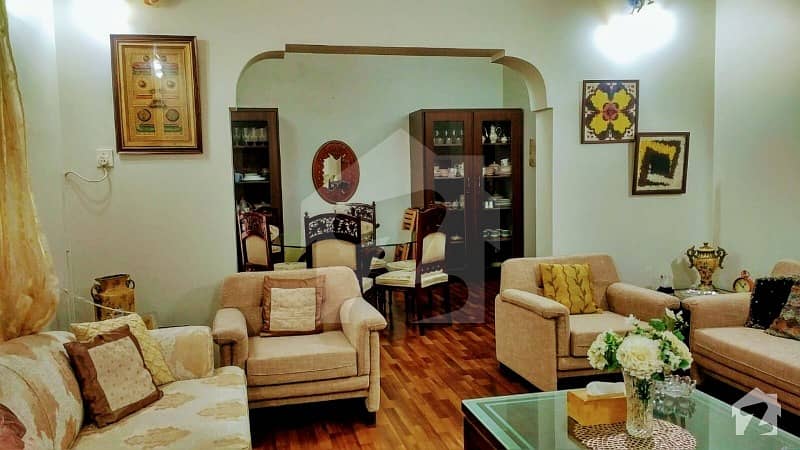 سرور روڈ کینٹ لاہور میں 6 کمروں کا 1.9 کنال مکان 11 کروڑ میں برائے فروخت۔