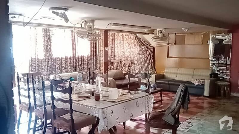 طارق روڈ کراچی میں 6 کمروں کا 2.06 کنال مکان 30 کروڑ میں برائے فروخت۔