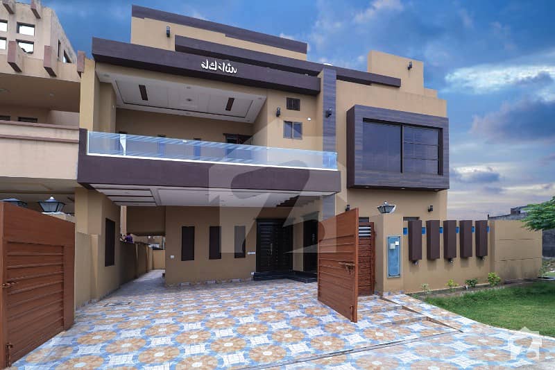 Huge Road 10 Marla Magnificent House For Sale At Reasonable Price