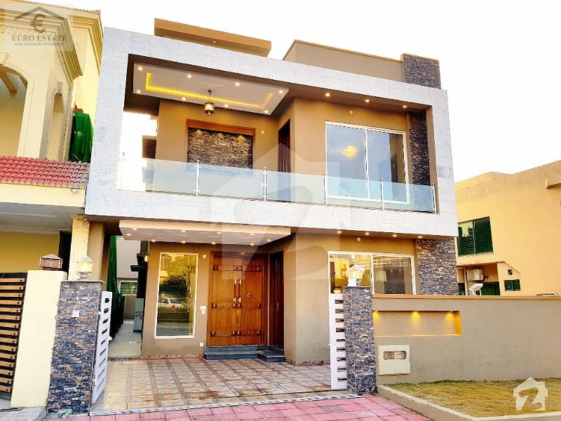 بحریہ ٹاؤن فیز 4 بحریہ ٹاؤن راولپنڈی راولپنڈی میں 5 کمروں کا 10 مرلہ مکان 2.7 کروڑ میں برائے فروخت۔