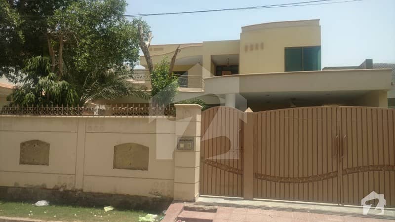 علامہ اقبال ٹاؤن رحیم یار خان میں 19 مرلہ مکان 2.5 کروڑ میں برائے فروخت۔