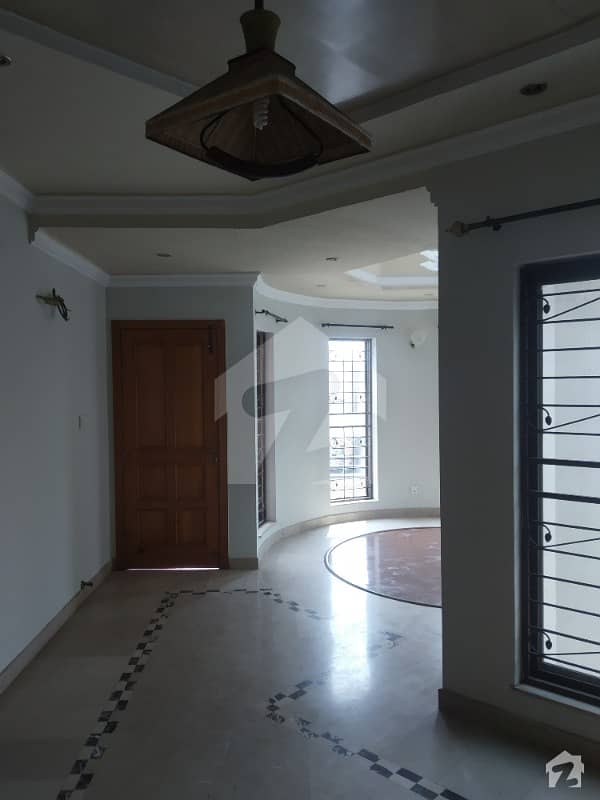 1 KANAL UPPER PORTION AVAILABLE FOR RENT IN TARIQ