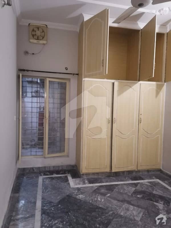 NADRABAD 5MARLA LOWERPORTION WITH SEPERATE GATE FOR RENT