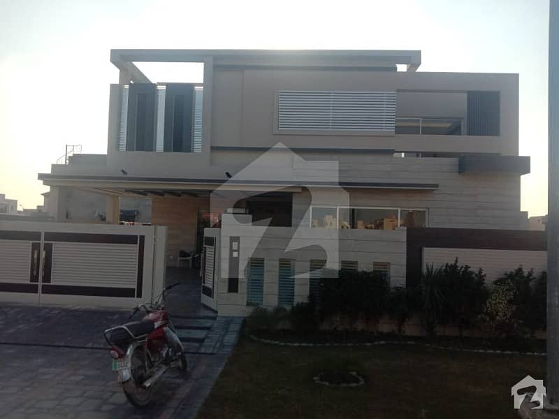 Near Park Ideal Location 1 Kanal Brand New Bungalow For Rent