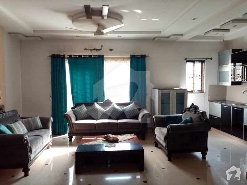 One Kanal Fully Furnished Executive Living Place Walking Distance Park