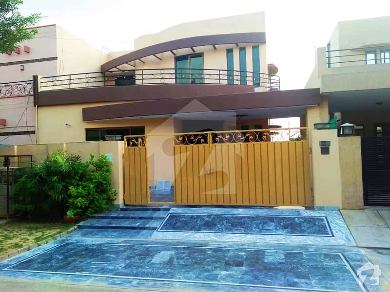 10 Marla Beautiful Owner Build Full Bungalow In DHA Phase 4 Lahore Cantt