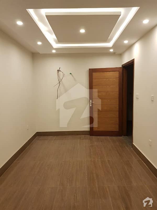بحریہ ٹاؤن سیکٹرڈی بحریہ ٹاؤن لاہور میں 1 کمرے کا 2 مرلہ فلیٹ 43 لاکھ میں برائے فروخت۔