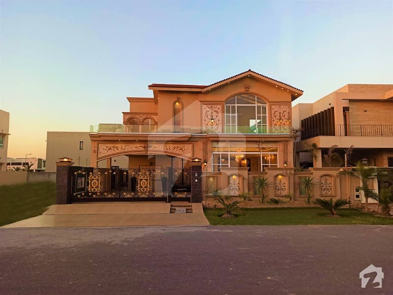 ONE KANAL CLASSIC HOUSE WITH BASEMENT FOR SALE AT REASONABLE DEMAND AT 70 FT ROAD IN DHA LAHORE
