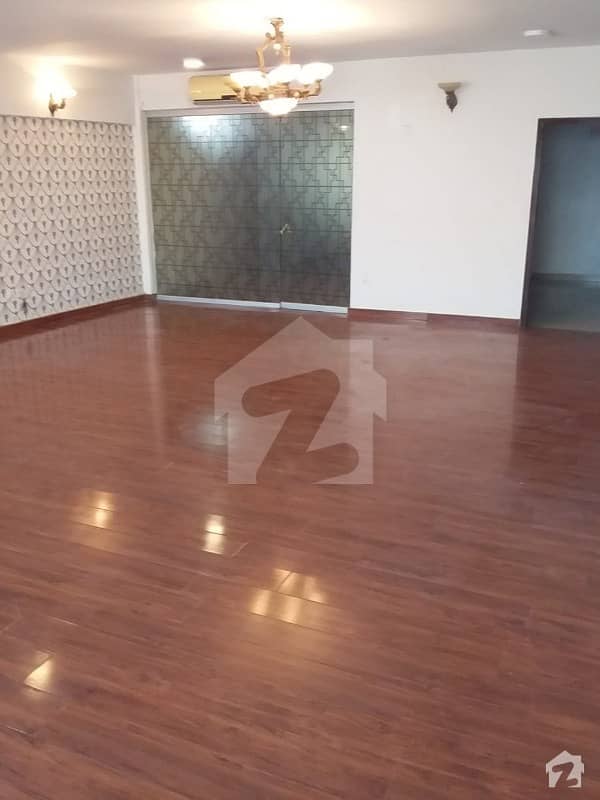 2200 Sqfeet Apartment 3 Bed Dd With Lift Front Entrance At Prime Location Of Big Bukhari Commercial