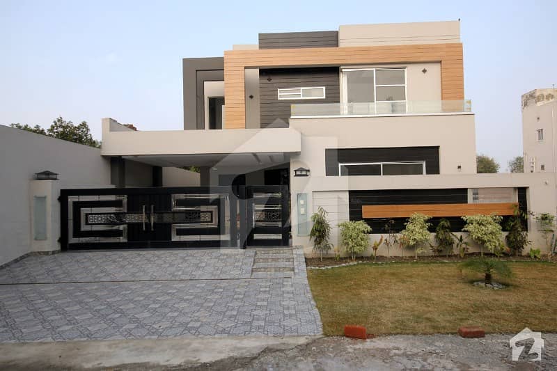 12 Marla Luxurious Bungalow For Sale  Dha Lahore