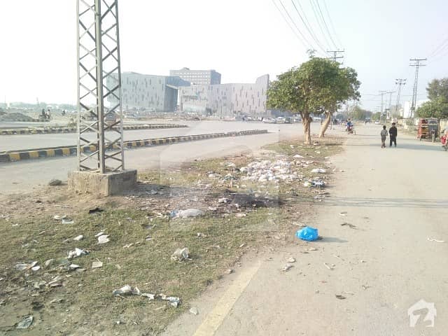جوہر ٹاؤن فیز 2 جوہر ٹاؤن لاہور میں 1 کنال کمرشل پلاٹ 6.75 کروڑ میں برائے فروخت۔