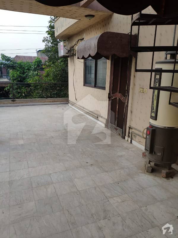 10 Marla 2th floor for rent in gulberg 3 block A3 Facing park