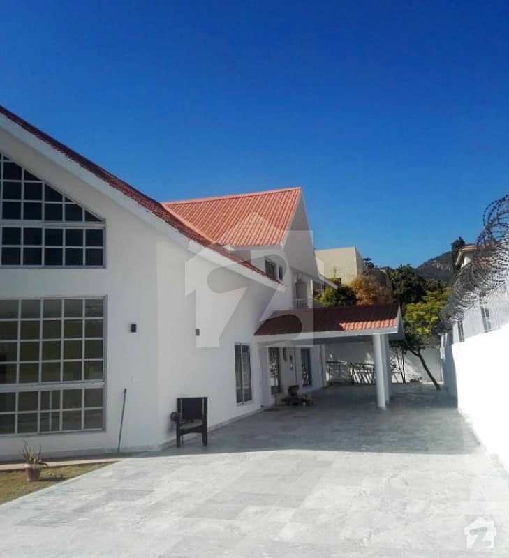 Beautiful 1000 Sq Yd House Is Available In Hot Location Of E7 Islamabad