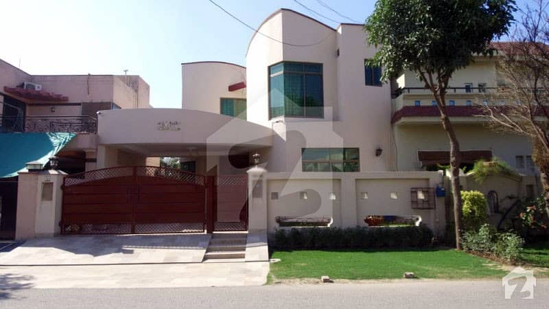 10 Marla Slightly Used Owner Built And Luxury House On Reasonable Demand At Ideal Location And Very Close To Park  Mosque