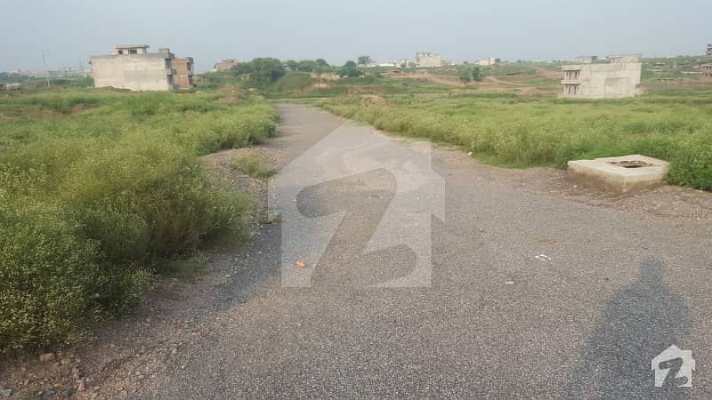 I-12/4 Corner Gali Size 50x40ft  Uni Road Ki Back Level Plot 25x50