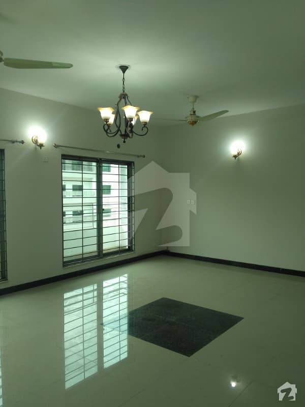 3 YEAR OLD HOUSE CONSISTING ON 5 BEDROOMD DD TV LOUNGE TILED FLOORING MARVELOUS LOCATION CLOSE TO COMMERCIAL AREA  MASJID