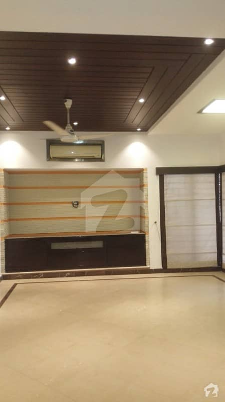 ڈی ایچ اے فیز 6 - بلاک جے فیز 6 ڈیفنس (ڈی ایچ اے) لاہور میں 5 کمروں کا 1 کنال مکان 4.25 کروڑ میں برائے فروخت۔