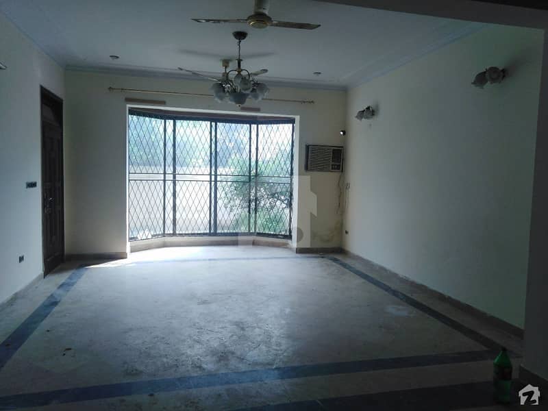 ماڈل ٹاؤن لاہور میں 5 کمروں کا 1 کنال مکان 1.6 لاکھ میں کرایہ پر دستیاب ہے۔