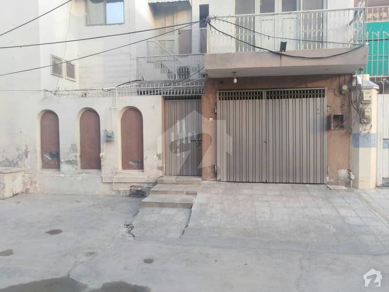 شہباز ٹاؤن فیصل آباد میں 5 کمروں کا 6 مرلہ مکان 1.3 کروڑ میں برائے فروخت۔