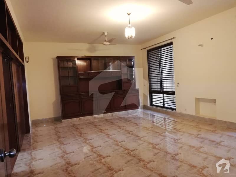 Ultra Modern Location 2 Kanal Lower Portion For Rent At Phase 1