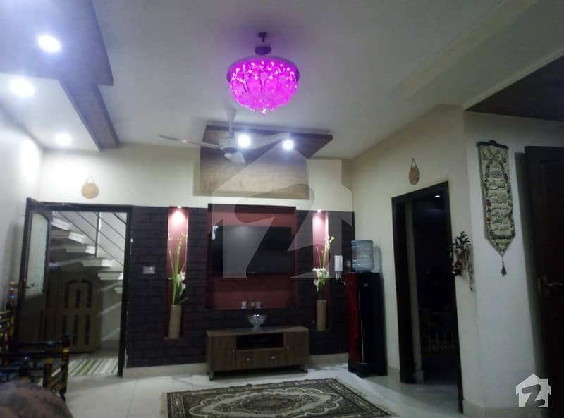 مدینہ ٹاؤن فیصل آباد میں 6 کمروں کا 10 مرلہ مکان 4 کروڑ میں برائے فروخت۔