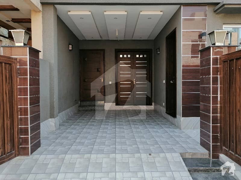 طارق گارڈنز ۔ بلاک بی طارق گارڈنز لاہور میں 4 کمروں کا 5 مرلہ مکان 1.55 کروڑ میں برائے فروخت۔