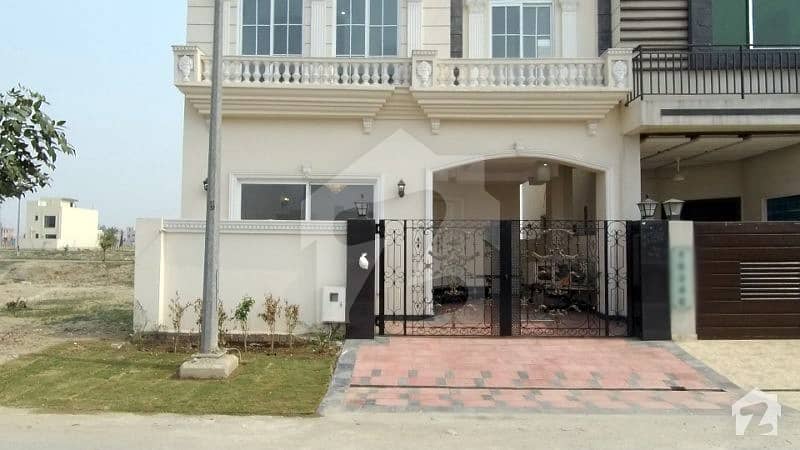 ڈی ایچ اے 9 ٹاؤن ڈیفنس (ڈی ایچ اے) لاہور میں 3 کمروں کا 5 مرلہ مکان 1.55 کروڑ میں برائے فروخت۔