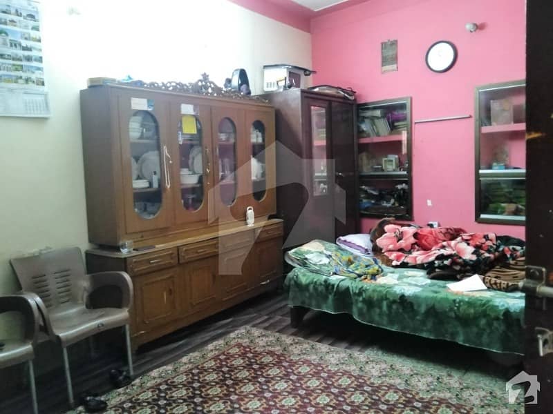 ایمپریس روڈ لاہور میں 4 کمروں کا 3 مرلہ مکان 26 ہزار میں کرایہ پر دستیاب ہے۔