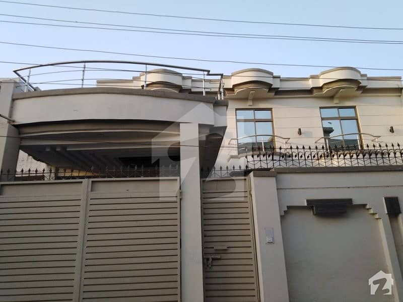 سبزہ زار کالونی ملتان میں 4 کمروں کا 10 مرلہ مکان 1.1 کروڑ میں برائے فروخت۔ سبزہ زار کالونی ملتان میں 4 کمروں کا 10 مرلہ مکان 1.1 کروڑ میں برائے فروخت۔