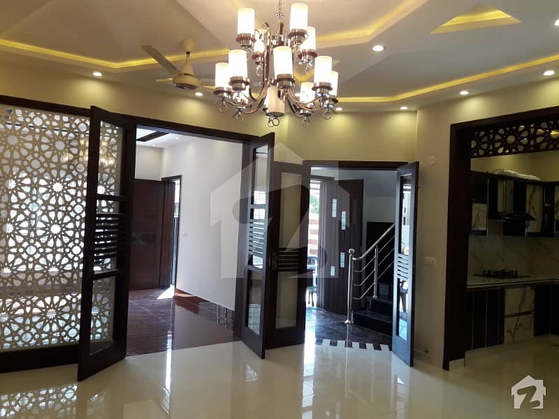 بحریہ ٹاؤن ۔ بلاک اے اے بحریہ ٹاؤن سیکٹرڈی بحریہ ٹاؤن لاہور میں 4 کمروں کا 8 مرلہ مکان 57 ہزار میں کرایہ پر دستیاب ہے۔