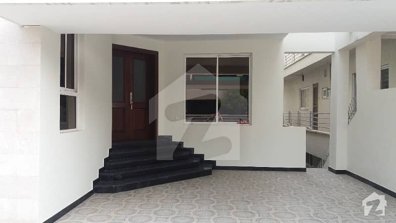 Luxury 1 Kanal Triple Storey House For Sale In E-11 Islamabad