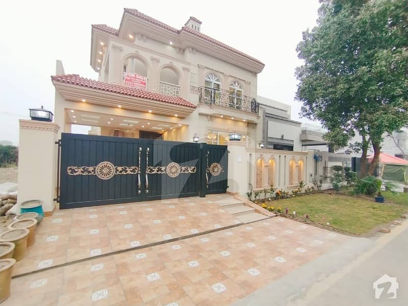 ڈی ایچ اے فیز 8 ڈیفنس (ڈی ایچ اے) لاہور میں 4 کمروں کا 10 مرلہ مکان 3.1 کروڑ میں برائے فروخت۔