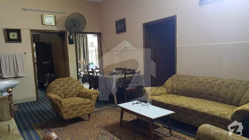 ماڈل ٹاؤن لاہور میں 4 کمروں کا 10 مرلہ مکان 2.5 لاکھ میں کرایہ پر دستیاب ہے۔