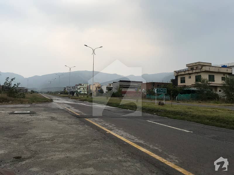 Prime Location Corner Plot 600 Yards For Sale