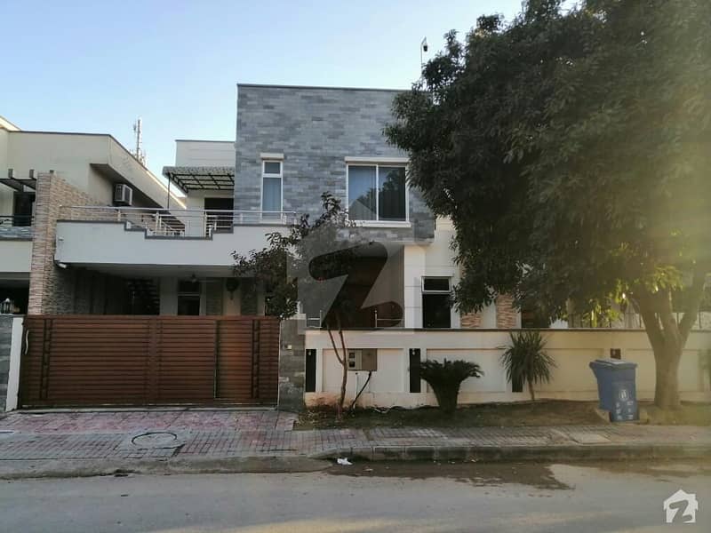 بحریہ ٹاؤن فیز 4 بحریہ ٹاؤن راولپنڈی راولپنڈی میں 7 کمروں کا 1 کنال مکان 3.85 کروڑ میں برائے فروخت۔