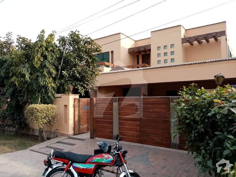 Hot In Dha Facing Park 10 Marla Beautiful Bungalow For Rent