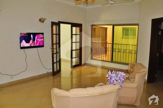 22 Marla 4 Bedrooms Furnished Safari Home With 10 Marla Lawn