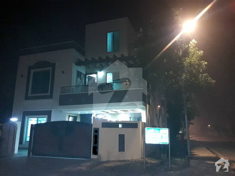 10 Marla Slightly Use House For Sale In Bahria Town Lahore