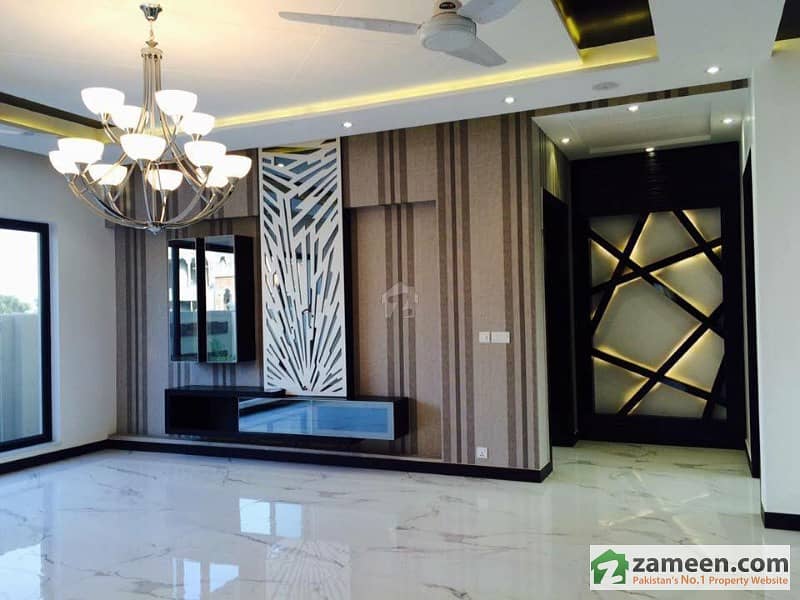 Gulberg Penthouse In High Profile Brand New Building For Rent