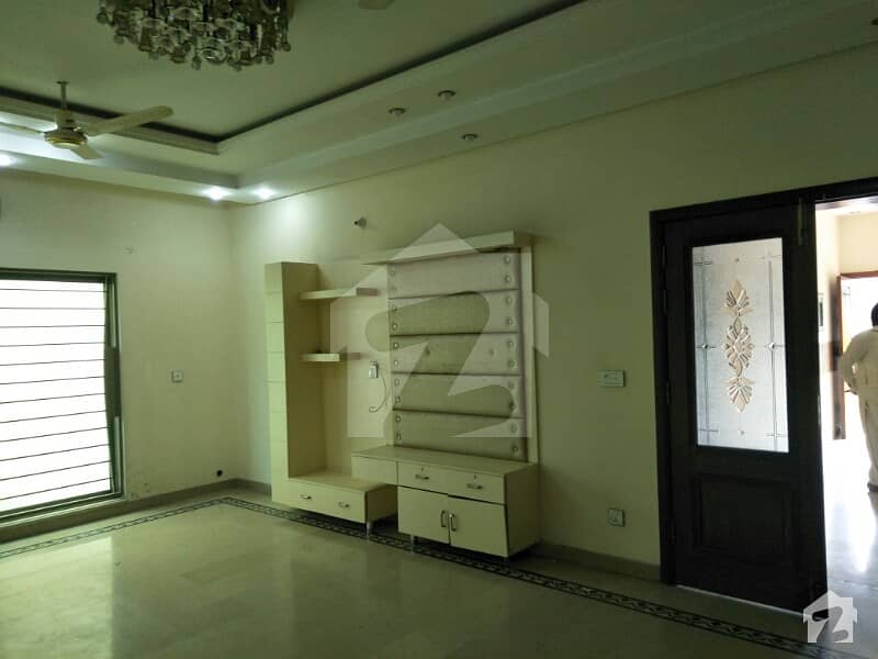 ویلینشیاء ہاؤسنگ سوسائٹی لاہور میں 3 کمروں کا 1 کنال بالائی پورشن 45 ہزار میں کرایہ پر دستیاب ہے۔