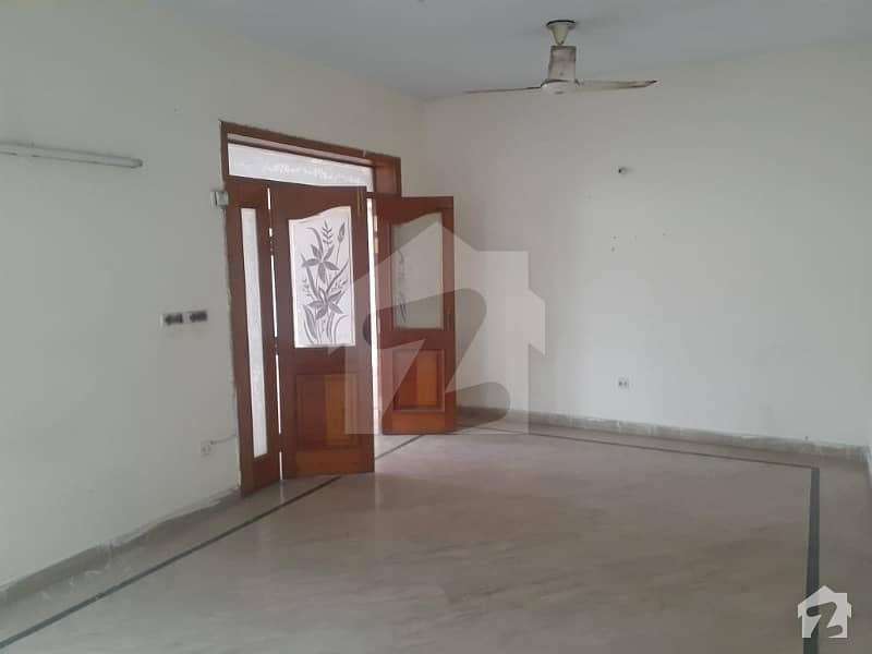Gulberg 3 20 Marla Independent  Lower Portion Available For Rent